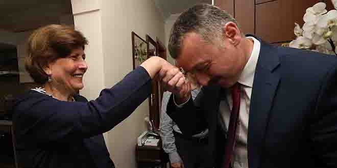 İlkokul öğretmeninin elini öptü, duasını aldı
