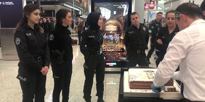 Havalimanı'nda polislerden yolculara pasta ikramı