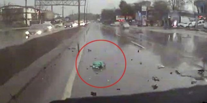 Kaza yapan kamyonetteki bebek yola böyle fırladı / Video