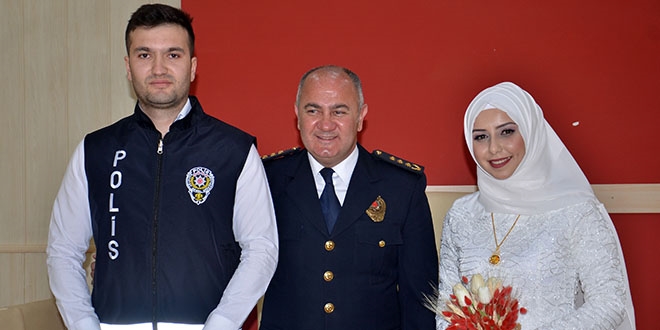 Emniyet müdürü, personelinin nikah şahidi oldu