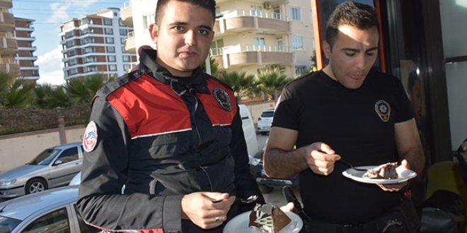 Kavga ihbarına giden polislere pastalı sürpriz