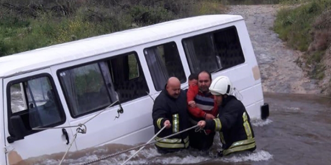 Minibüsle çaydan geçerken mahsur kaldılar