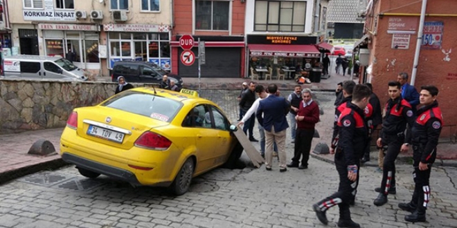 Beyoğlu'nda yol çöktü