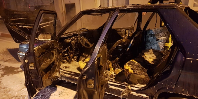 Seyir halindeyken alev alan otomobil yandı