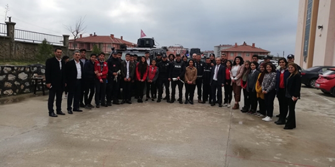 Lise öğrencilerinden polislere sürpriz kutlama