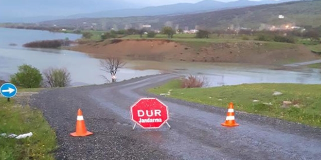 Kpr su altnda kald; renciler okula gidemiyor