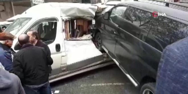 Minibüs, servis aracına ok gibi saplandı