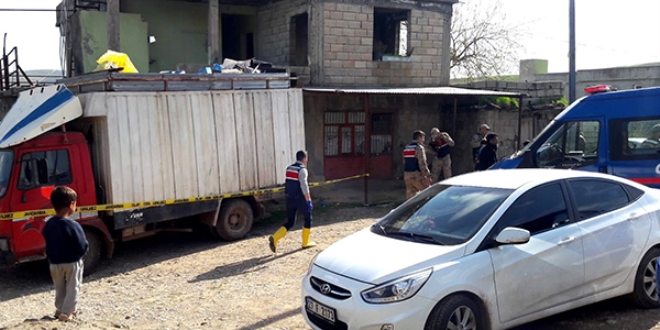 Yaşlı adamı eşi keserle öldürdü