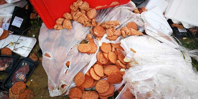 Tonlarca köfte ve et etrafa saçıldı