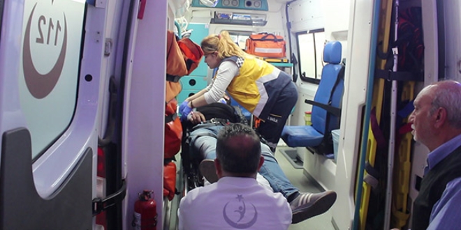 Eşini darp ederken düşerek yaralandı