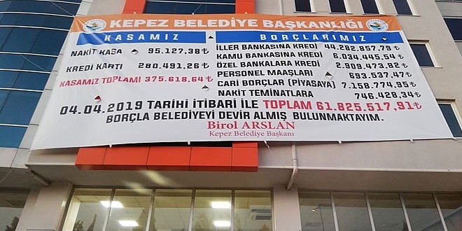 Devraldığı belediyenin borçlarını binaya astırdığı afişle duyurdu