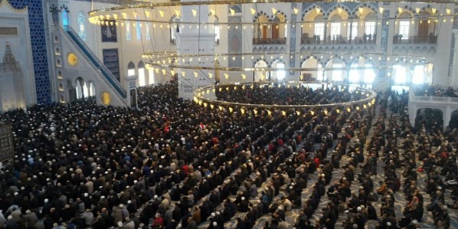 Saadet liderinin 'bir kez dolmaz' dediği Cami tümüyle doldu