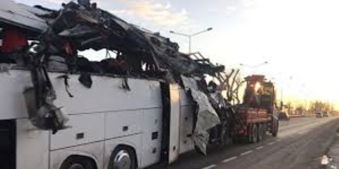 Amasya'da minibüs devrildi: 1 ölü, 2 yaralı