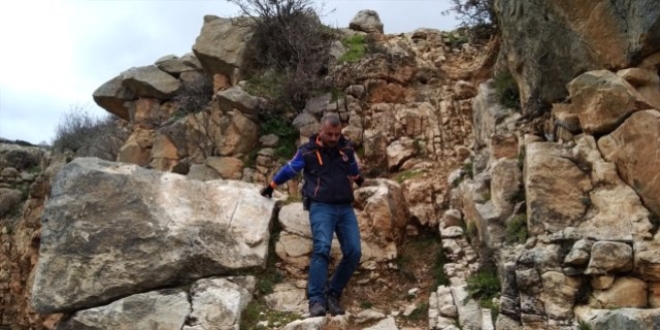 Kayalıklarda mahsur kalan kişinin yardımına ekipler koştu