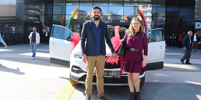 100 liralık çekilişe katıldı, otomobil kazandı