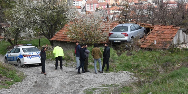 Çalındığını sandığı otomobilini, evin çatısında buldu