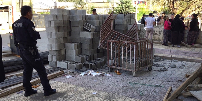 İnşaat işçisinin üzerine yük asansörü düştü