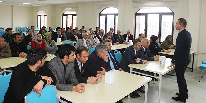 Sınavda başarılı olan memurlara plaket verildi