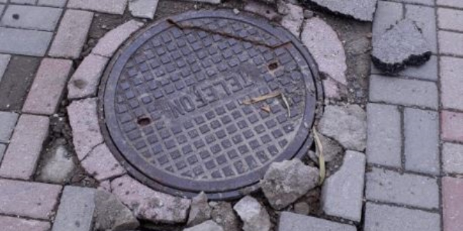 Yerinden fırlayan rögar kapağı bir kişiyi yaraladı