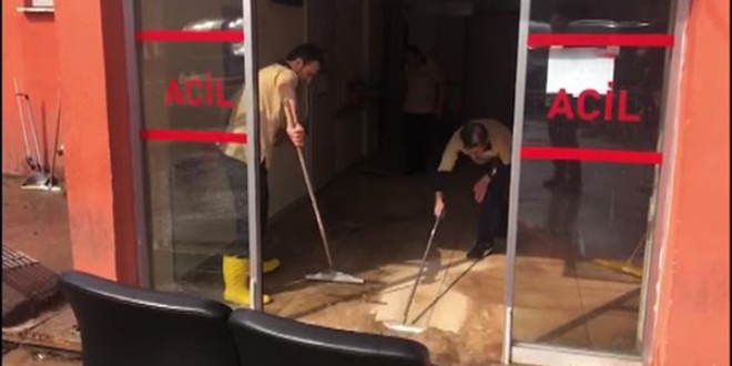 Hastanenin acil servisini su bastı
