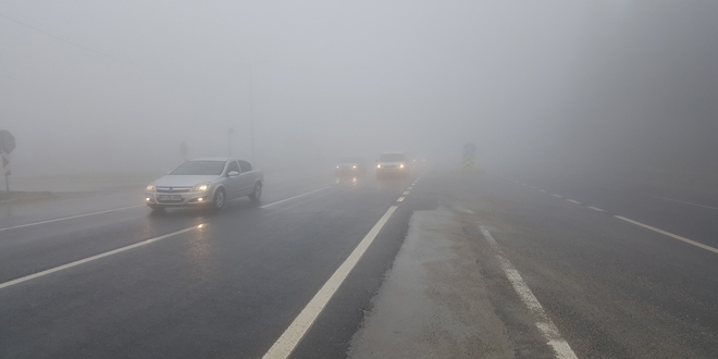 Bolu Dağı'nda sis nedeniyle göz gözü görmüyor