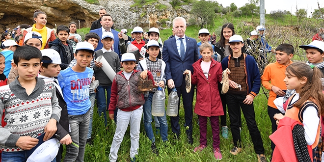 Gaziantep Valisi, öğrencilerle çöp topladı