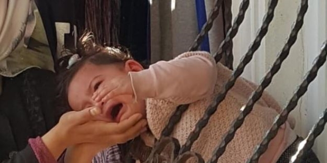 Demir korkuluklara sıkışan bebeği itfaiye kurtardı