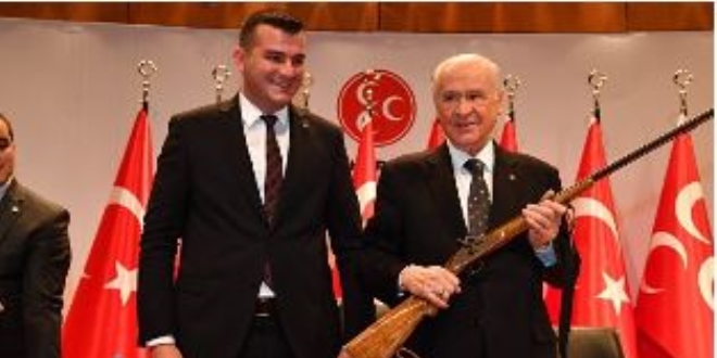 Bahçeli'iye 149 yıllık tabanca hediye edildi