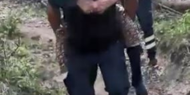 Sırtına aldığı hastayı ambulansa taşıdı