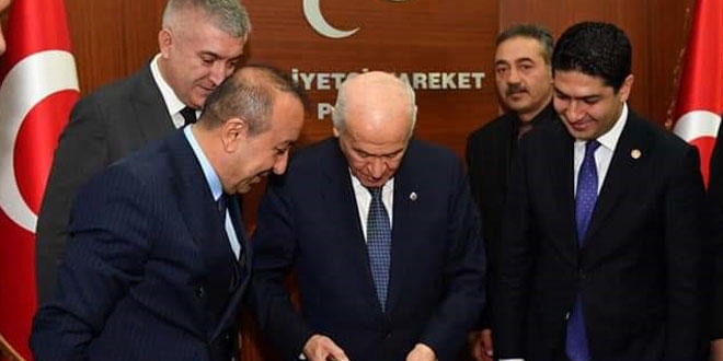 Bahçeli'ye 149 yıllık tabanca hediye edildi!