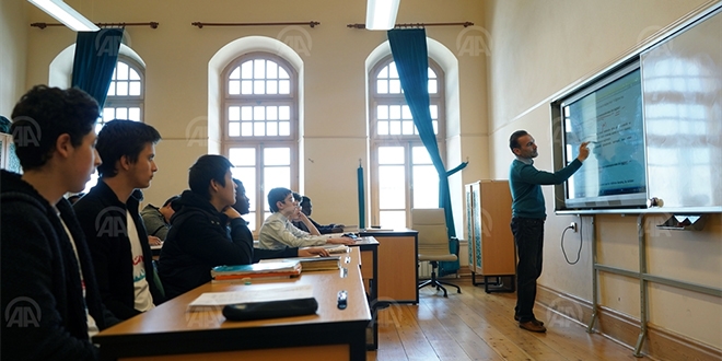 63 lkeden renci ayn lisede eitim gryor