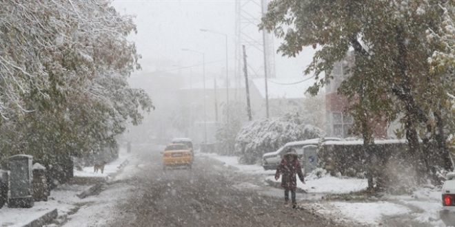 Ardahan'a bahar mevsiminde kar sürprizi