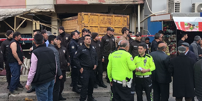 zmir'de kamyon kraathaneye dald: 2 l, 4 yaral