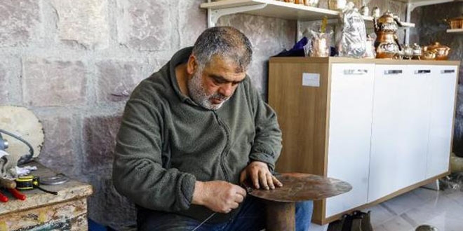 Bakır ustası, oğluyla mesleğini yaşatmaya çalışıyor