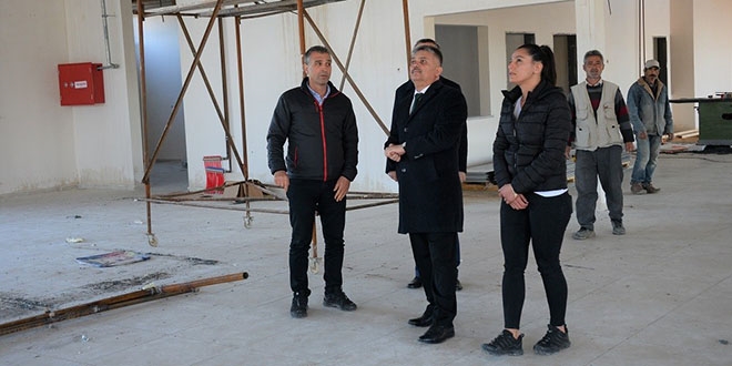 Vali, işçiliği beğenmedi, firma yetkilisini uyardı
