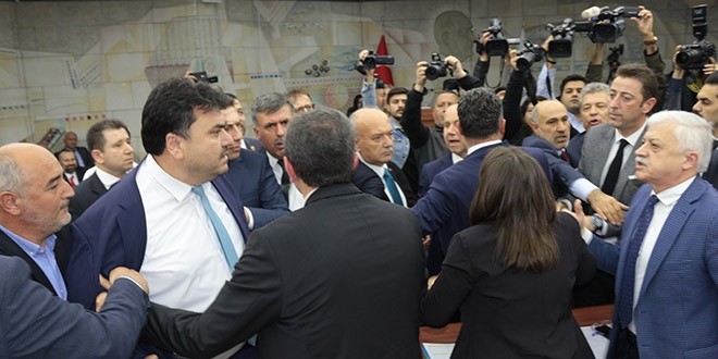 Balıkesir Belediye Meclisi toplantısında arbede