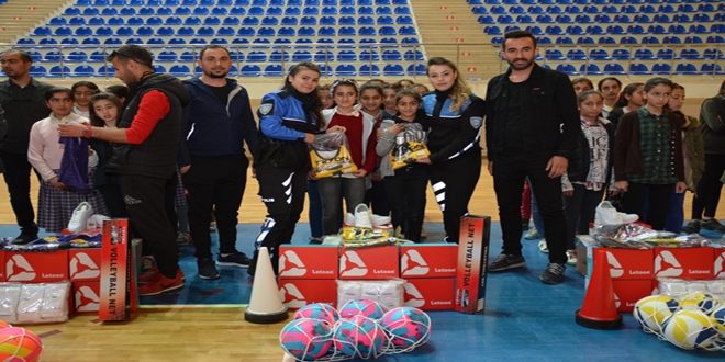 Van'da polis 300 öğrenciye spor malzemesi dağıttı