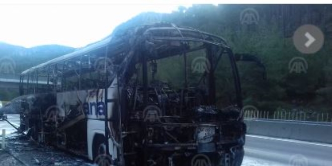 Mersin'de seyir halindeki yolcu otobs yand