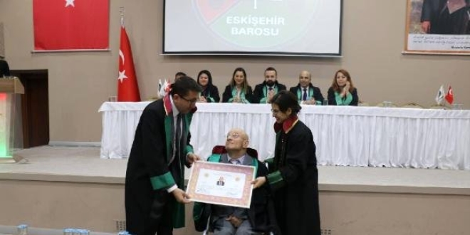 52 Yaşında Avukat Oldu