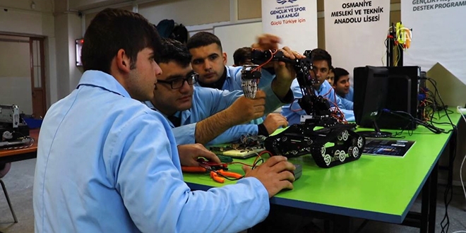 'Fatih'in torunları' 'robotlar' için kolları sıvadı