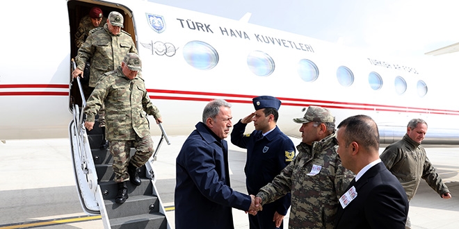 Bakan Akar ve komutanlar sınırda