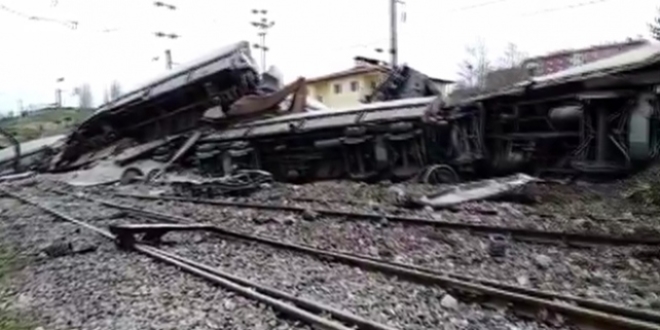 Malatya'da yük treni devrildi: 2 yaralı