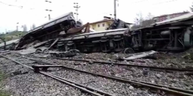 Malatya'da yk treni devrildi: 2 yaral