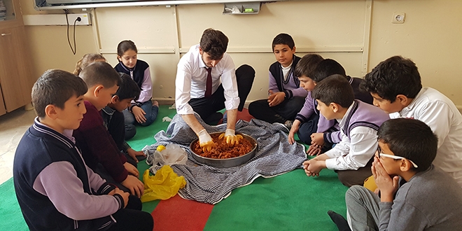 Öğretmen, öğrencilerine sınıfta çiğ köfte yoğurdu