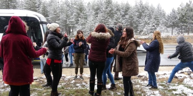 Karabük'te tatilciler kar yağışının keyfini çıkardı