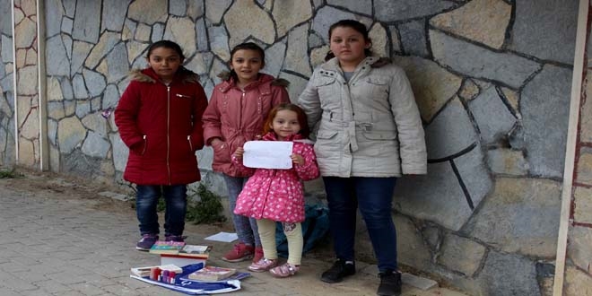 Koca yürekli minikler sokak hayvanları için kitap satıyor