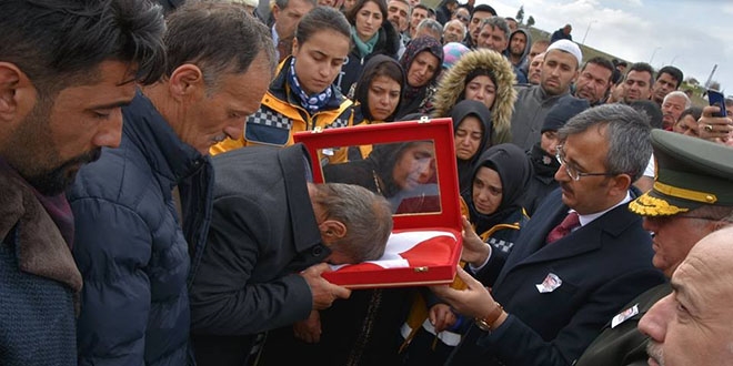 Şehit babasına Kırıkkale Valisi'nden Türk bayrağı