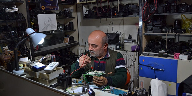 Fotoğraf makinelerini 12 yıldır tek eliyle tamir ediyor