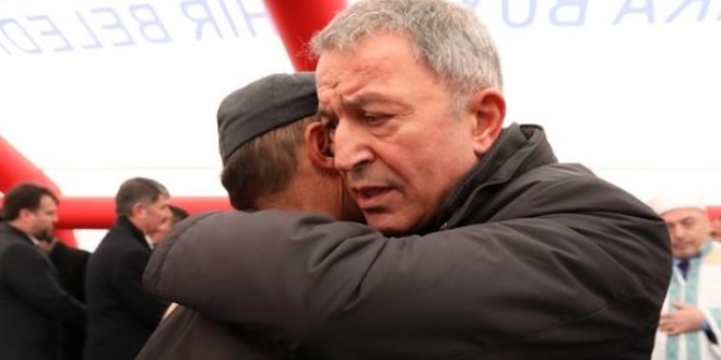 Bakan Akar şehit ailesine taziye ziyaretinde bulundu