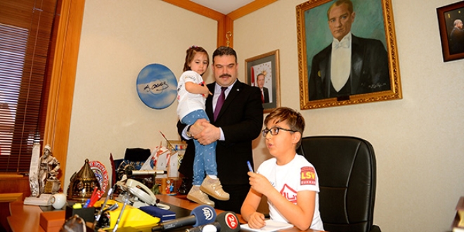 Rektör, koltuğunu lösemili çocuklara devretti